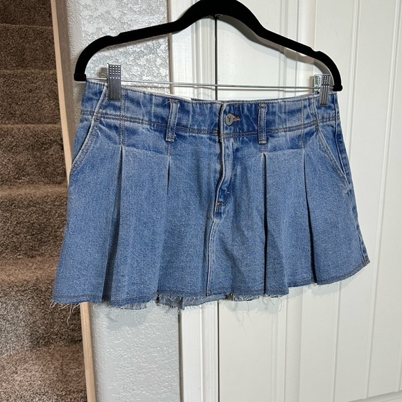 Abrand Pleated Denim Mini Skirt - Picture 9 of 10